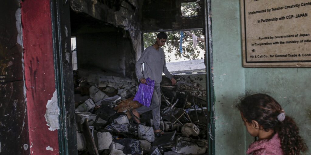 Una scuola bombardata a Gaza (Ansa).